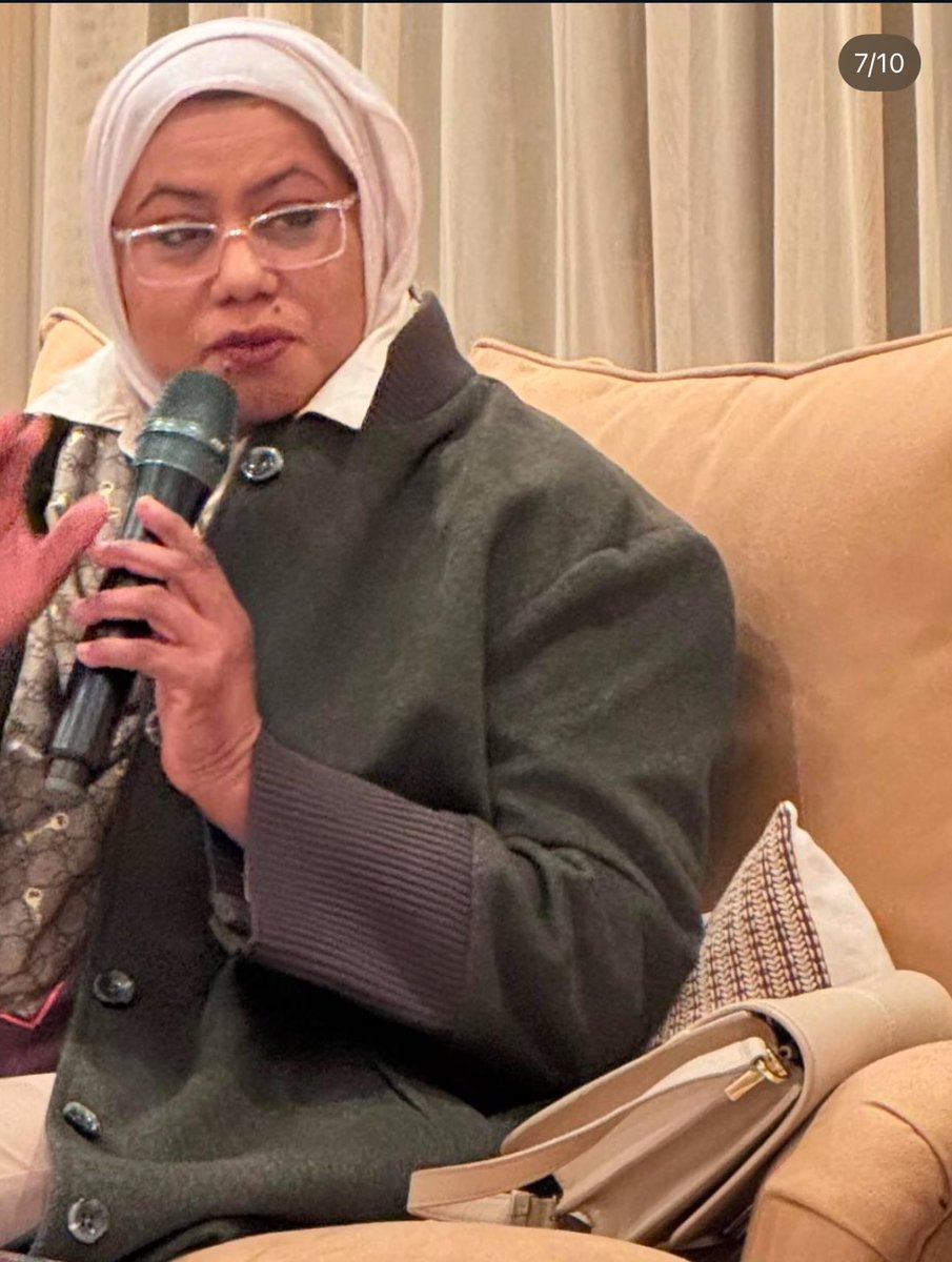 جانب من الملتقى الثقافي مساء الأمس، وحوار أدبي شيق والحاضرين عن روايتي #غيمة_وكواسر والمجموعة القصصية #طائرة_درون_تضيء_فوق_رأسي للزميلة <a href="/EstabraqAhmad1/">Estabraq Ahmad</a> بضيافة الأستاذ <a href="/talrefai1/">طالب الرفاعي</a> #الكويت