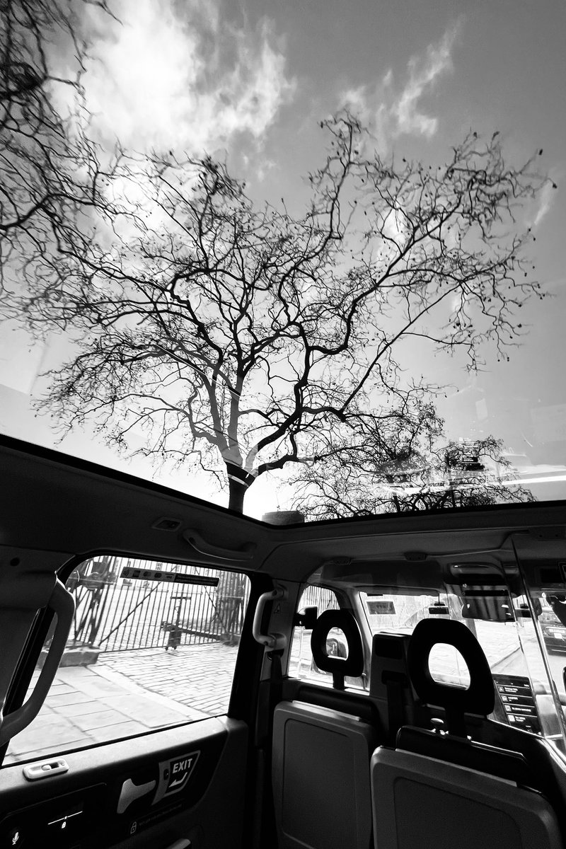 MathildeTexier's tweet image. From a black cab, London, December 2025

#London #Monochrome #BlackAndWhite #NoirEtBlanc #December