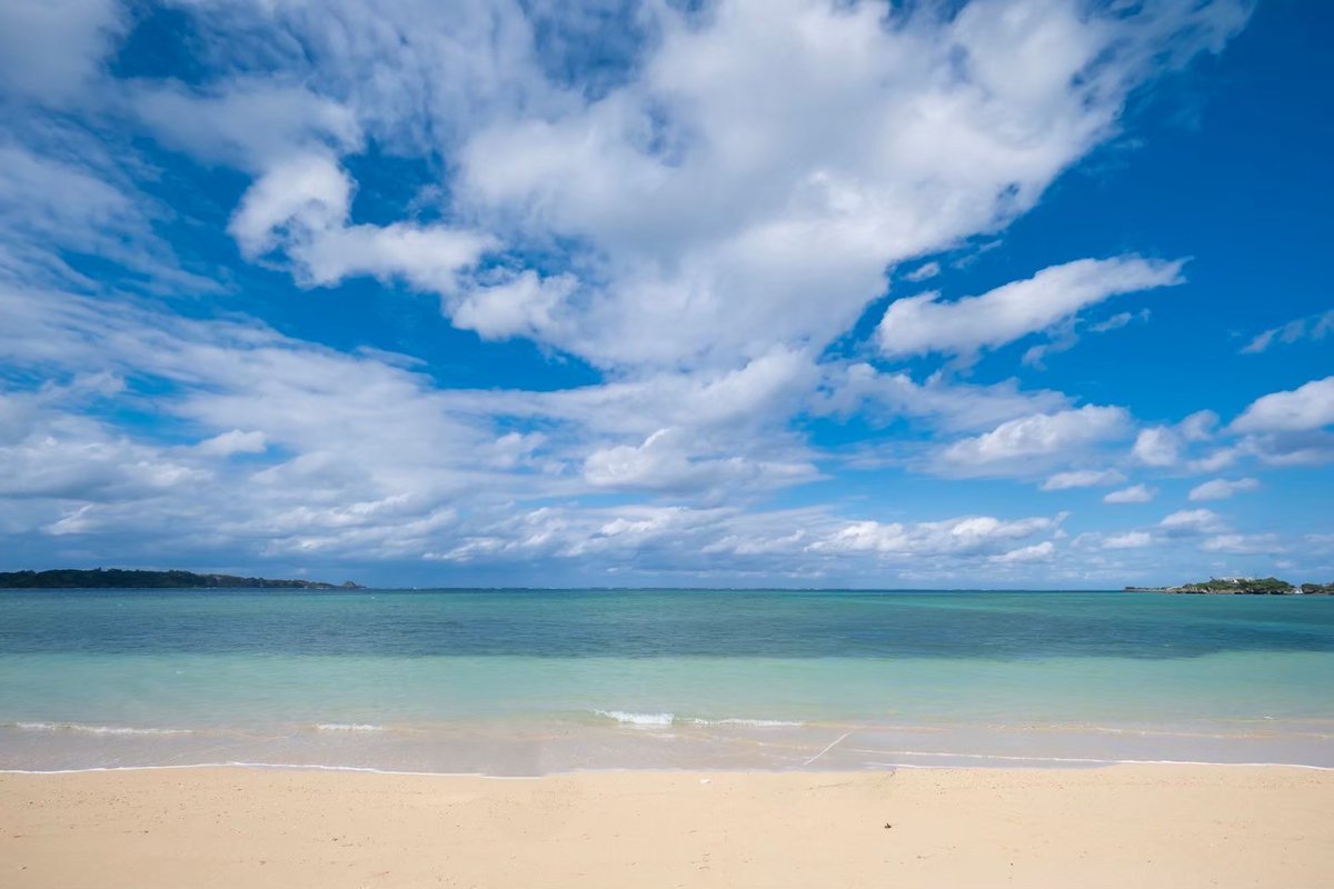海と砂浜、空と雲。 2026年も沖縄の自然が、静かに心を満たしてくれます。