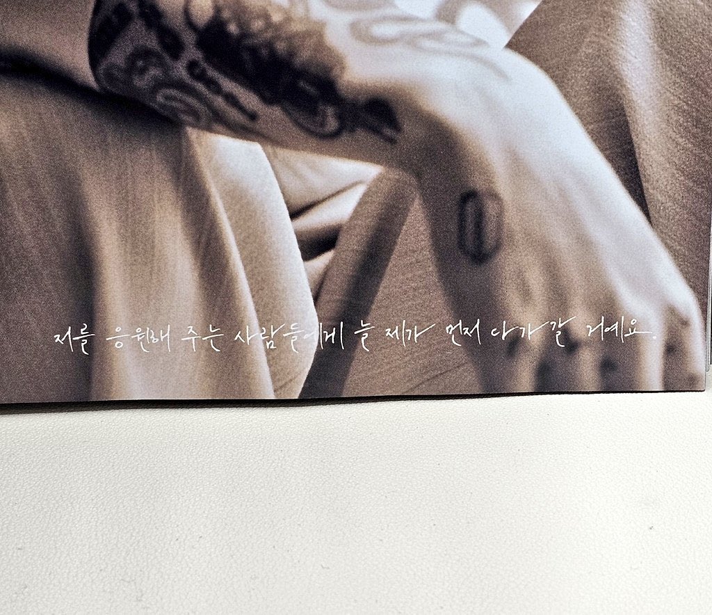 IMGOLDENCARD's tweet image. Jungkook: “For those who support me, I’ll always be the one to come to you first.”

😭😭😭