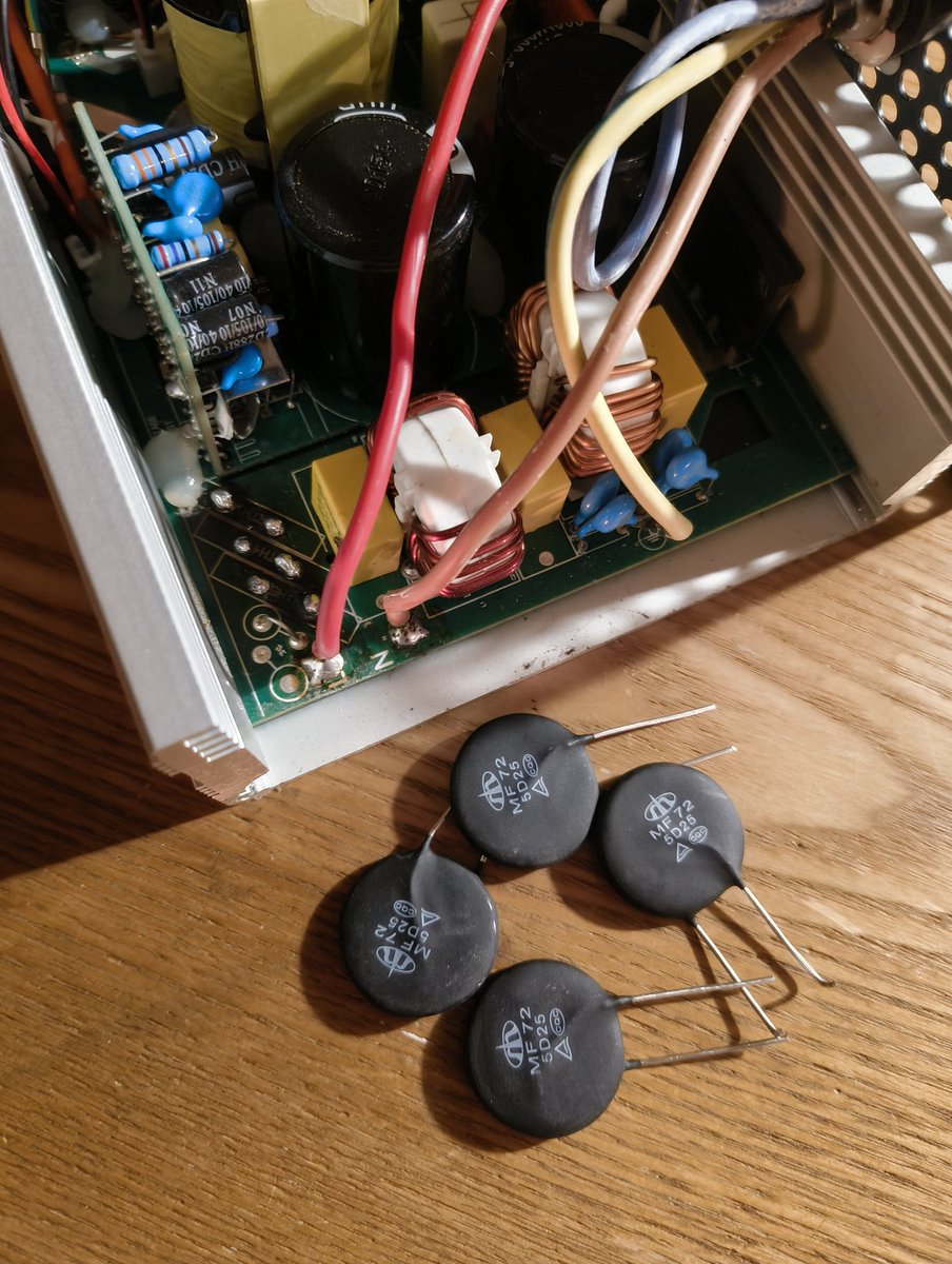 Bitoke's tweet image. 部品を取り寄せてはんだ付けしたら直った！
はんだ付けが下手すぎたがなんとかなったっぽい。

サーミスター3個セット for 72V用充電器 MAX88.2V-9.9A  item.rakuten.co.jp/fairtrade/ther…
#EVトゥクトゥク #EVトライク #AONEW