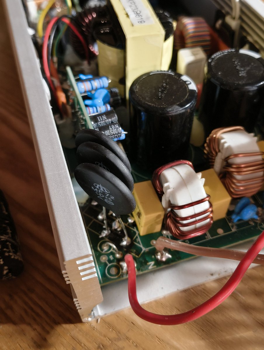 Bitoke's tweet image. 部品を取り寄せてはんだ付けしたら直った！
はんだ付けが下手すぎたがなんとかなったっぽい。

サーミスター3個セット for 72V用充電器 MAX88.2V-9.9A  item.rakuten.co.jp/fairtrade/ther…
#EVトゥクトゥク #EVトライク #AONEW