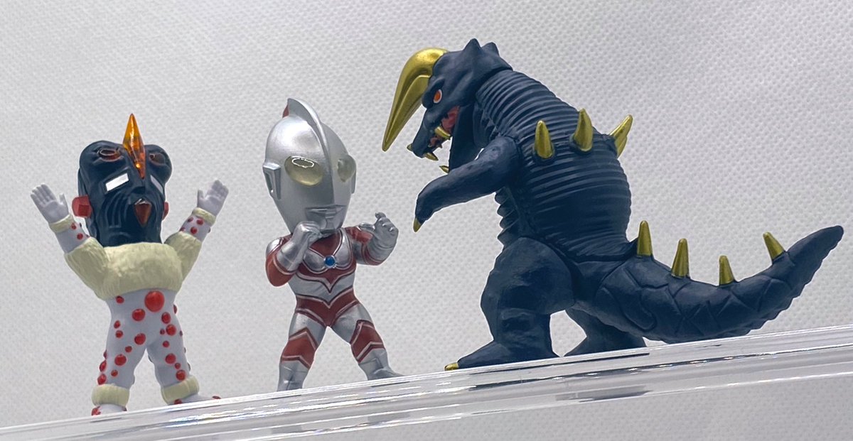 ナックル星人とブラックキングが 同じ弾でラインナップしてるの本当