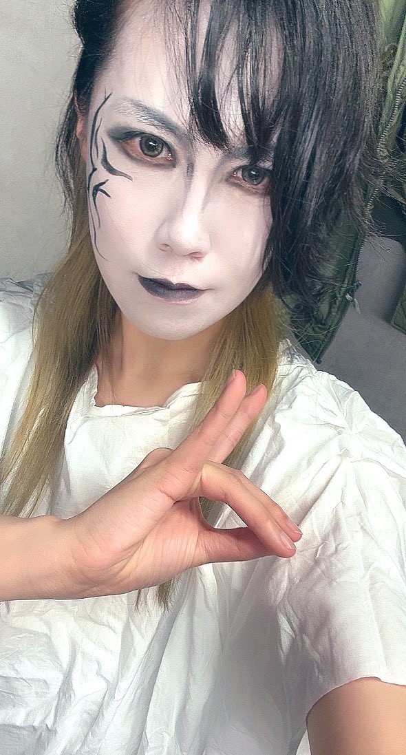 naoko_rundesu's tweet photo. 昨日は未来ちゃんと重音部ありがとうございます！！毎度ヒイヒイ言うてるけどこのメンバーで出来るのが嬉し楽しい🤘

約7年ぶりの白塗りでした！
自分の顔白く塗るのはじめてでドキドキ https://t.co/f2RksUpBNK