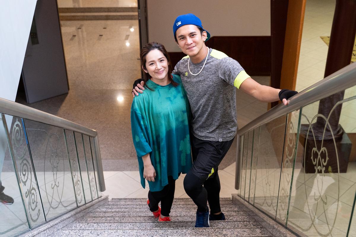 Terry江振愷的尋根之路❗花蓮阿美、台南西拉雅混血男孩 (歡迎按愛心轉推)
五官立體、膚色黝黑的江振愷繼承了母親的一半阿美族和一半的西拉雅族血統。
從小媽媽就不希望別人知道他們的原住民血統。
因此出社會後也隱瞞了自己的身分，直到遇到他的泰雅族老婆羅美玲才開始找回族群的認同。