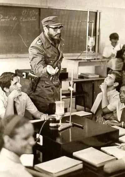 #LunesConMarx. ¡Que cada educador quiera ser como este maestro marxista y martiano! ¡Felicidades! #ConFidelEnCadaAula