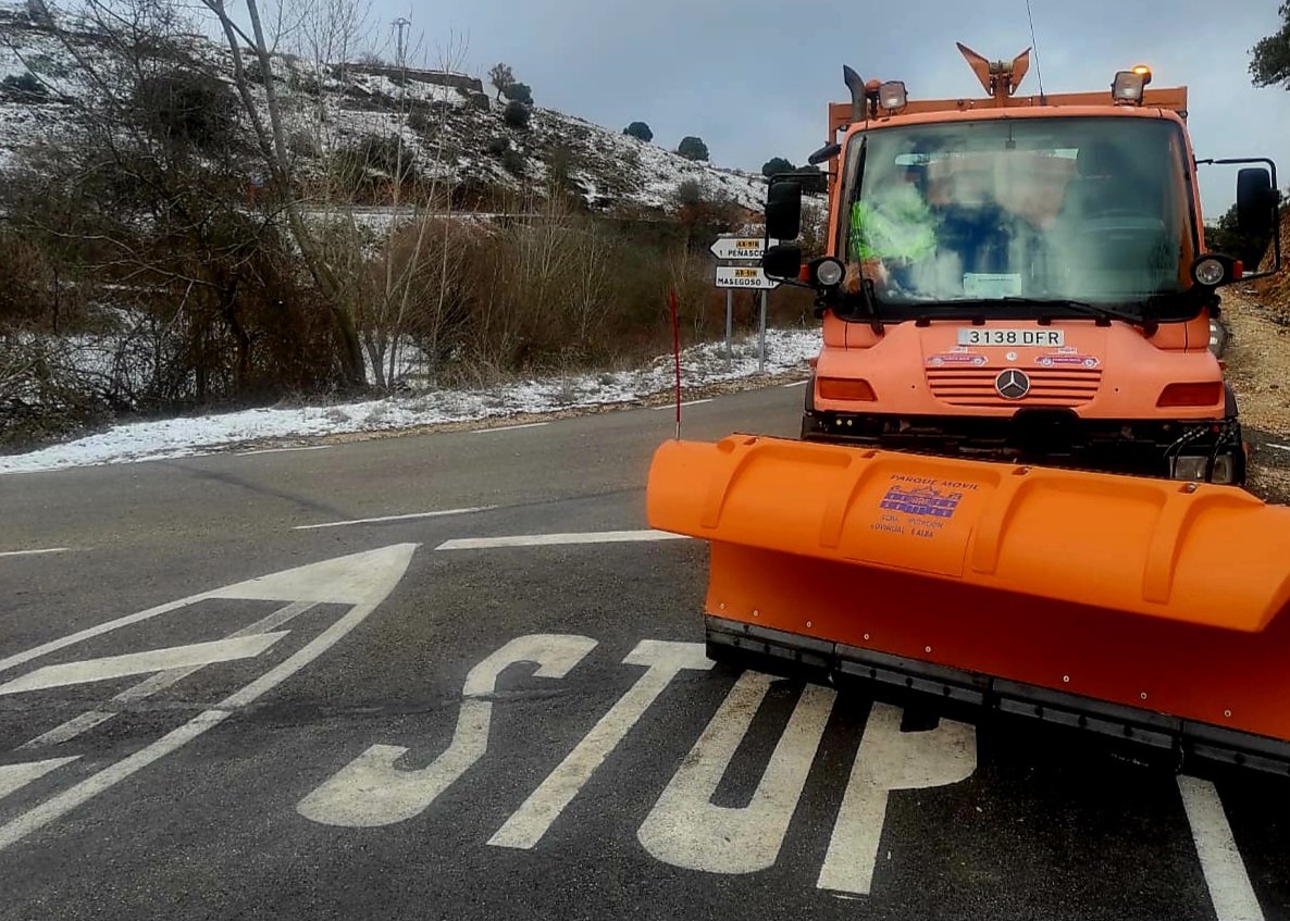 dipualba's tweet photo. #VialidadInvernal | #Actualización
@valera_fran ha confirmado que la #RedProvincialDeCarreteras es #transitable gracias al #trabajo #preventivo y #continuado del #dispositivo especial activo
🔴 4 camiones movilizados
🔴 ➕ de ️25T de sal esparcidas
🌐 https://t.co/KSPvf8VekU https://t.co/ry3U1f2zII