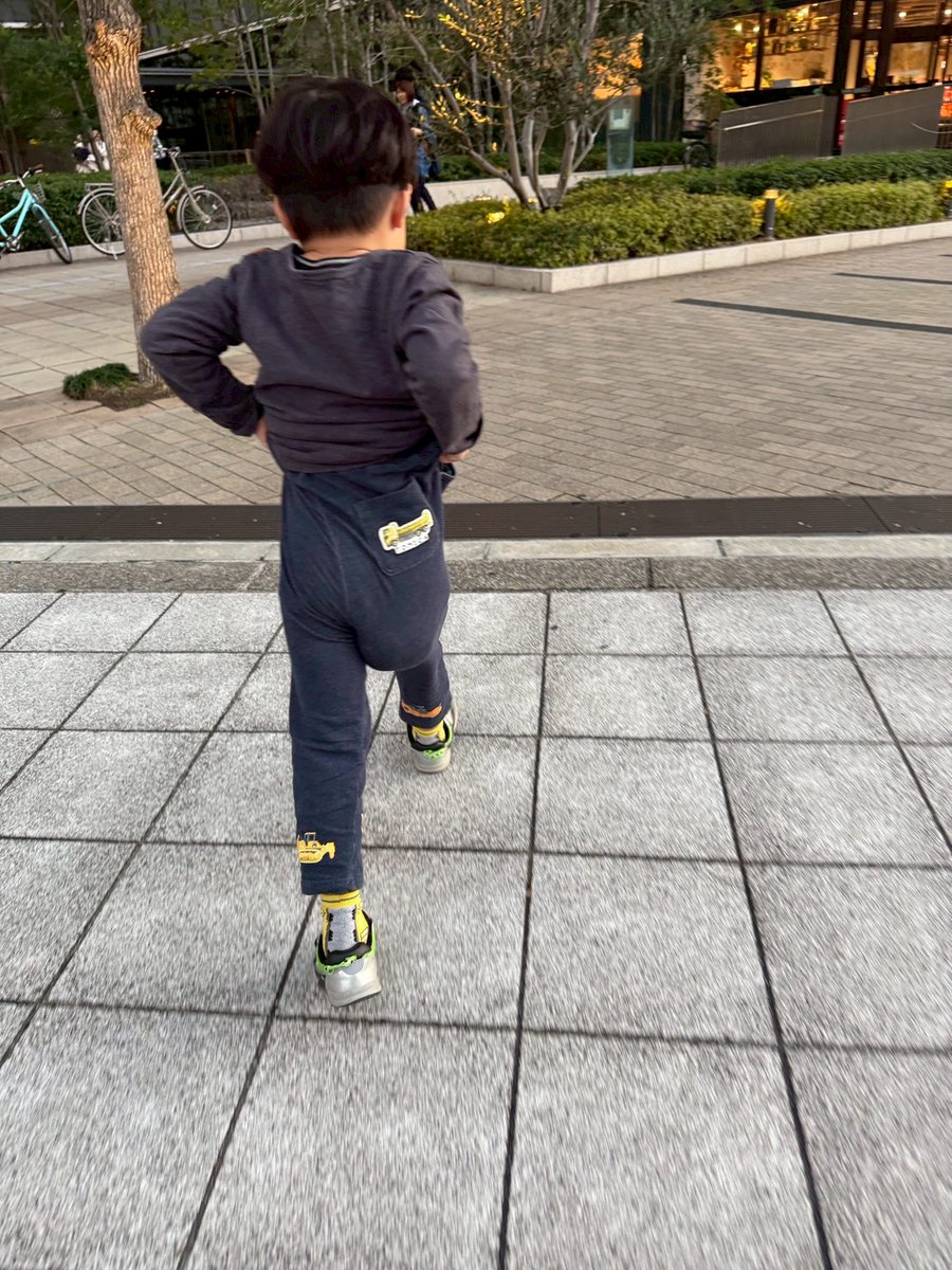 maiki_nextribe's tweet photo. 2歳息子がはりきってズボンをあげた瞬間「すぐに自宅へ戻らねば」と察した私。 https://t.co/4Bp5RkhqCv