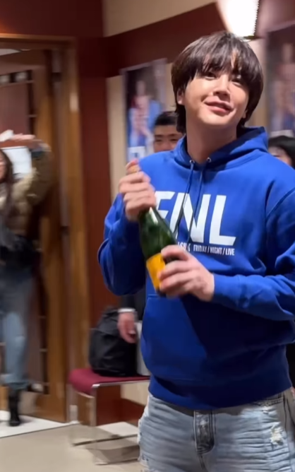 Kkorepo's tweet photo. #チャン・グンソク、愉快で楽しかったファンイベント「Friday Night Live」ビハインド公開（動画あり） 
#チャングンソク  
🔗https://t.co/Q0qWmW9pf5 https://t.co/G3GwO5CQyl