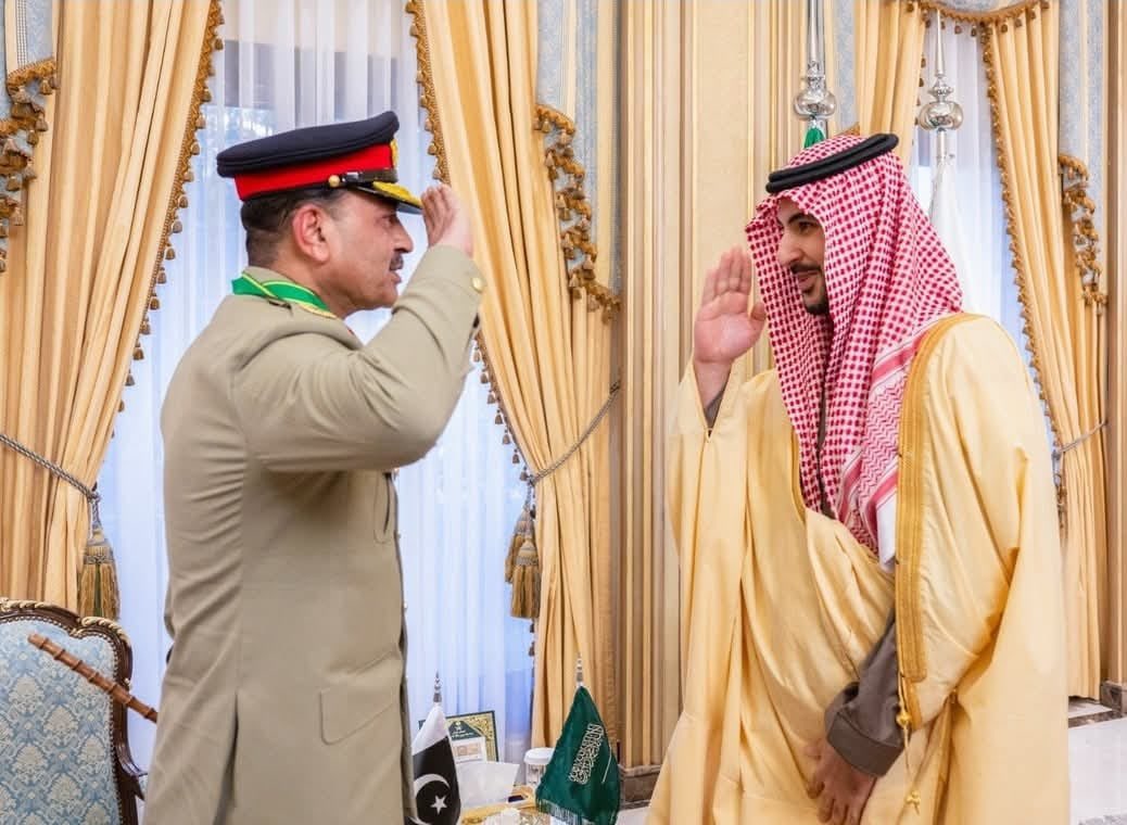 ٹرمپ خصوصی دعوت پر لنگر پانی کا میزبان بنا
چینی صدر نے فرشی سلام پیش کیا
روسی صدر نے بہادری پر کاندھا تھپتھپایا
سعودی ولی عہد نے سیلوٹ پیش کیا
ترک صدر نے نہایت ادب سے سلام پیش کیا
سعودی وزیردفاع فرشی سلام پیش کر رہا ہے
بے شک عزت اور ذلت رب کے ہاتھ ہے
حافظ تیری راتی کوئی نہیں جمیا