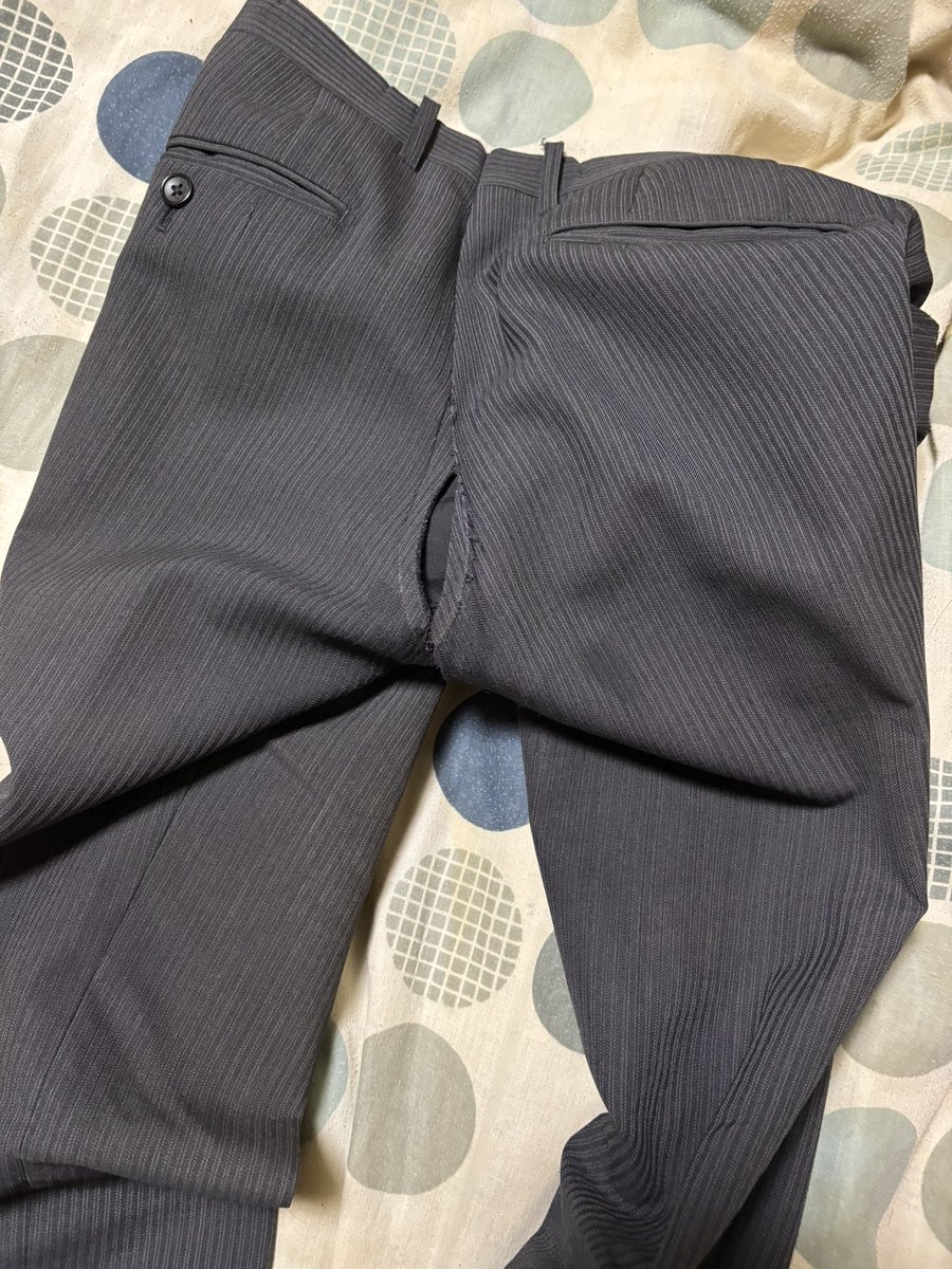 nosuke311's tweet image. やってしまいました。

朝一で重たい荷物を下ろそうとして
ビリって
一日中恥ずかしかったです。

これ、仕立て直しできるのかなぁ。

#ズボンの破れ