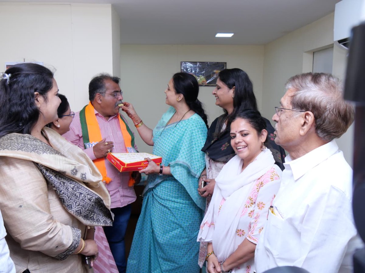 ChitraKWagh's tweet photo. भारतीय जनता पार्टीचे प्रदेशाध्यक्ष आमचे दादा माननीय आमदार रविंद्रदादा चव्हाण यांच्या प्रदेशाध्यक्षपदाच्या कारकीर्दीची पहिलीच सुरुवात पक्षाला मिळालेल्या दणदणीत विजयाने झाली आहे.

नगरपालिका व नगरपंचायत निवडणुकांतील भरघोस यशाबद्दल माननीय प्रदेशाध्यक्ष रवीदादांचे सहकाऱ्यांसह पेढा भरवत मनःपूर्वक अभिनंदन केले. 

हे यश संघटनात्मक बळ, कार्यकर्त्यांची मेहनत आणि प्रभावी नेतृत्वाचे प्रतीक आहे.

एक गोष्ट आवर्जून सांगावीशी वाटते की काल महाराष्ट्रात जेव्हा सर्वत्र जल्लोष साजरा होत होता तेव्हा रविदादांनी मात्र डोंबिवली आणि कल्याणमध्ये कार्यकर्ता मेळावे घेऊन थेट कार्यकर्त्यांशी संवाद साधण्यालाच प्राधान्य दिले. 

यातूनच त्यांचे लक्ष्य आणि त्यांचे कष्ट दोन्हीही अधोरेखीत होते. सरकारचे काम,योजना आणि निर्णय थेट जनतेपर्यंत पोहोचवण्यासाठी रविदादांनी संघटनेची जी सक्षम यंत्रणा उभी केली आहे आणि त्याचा या विजयात मोठा वाटा आहे…

@Dev_Fadnavis @CMOMaharashtra @RaviDadaChavan  
@cbawankule @BJP4Maharashtra @BJPMM4Maha
 
#election2025 #Maharashtra #NagarParishad2025 #Maharashtraelection2025 #DevaBhau