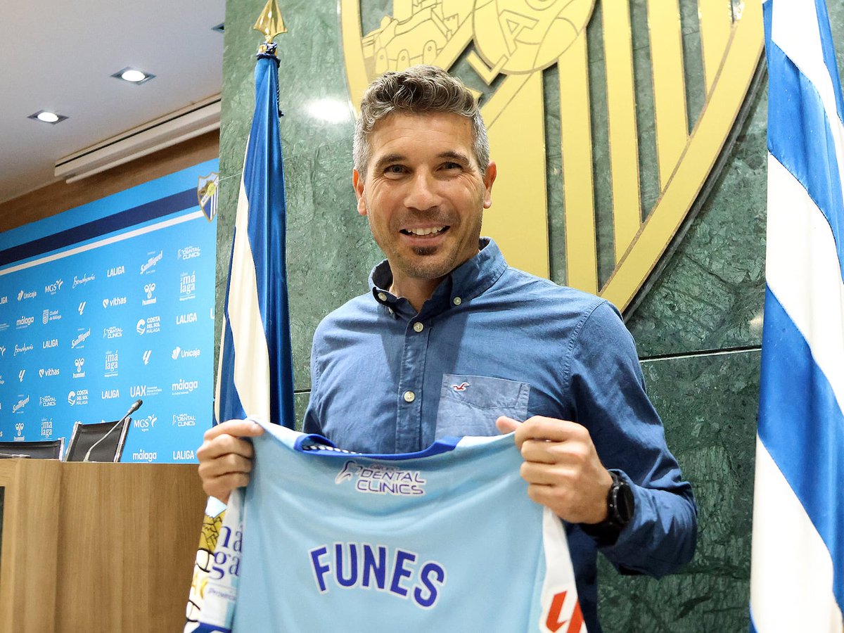 Les pone a los jugadores Kung Fu Panda, habla de piedras en las montañas, enseña la diferencia entre dividir y multiplicar, ve la vida de color de rosa, tiene 25 tazas en casa con frases motivacionales, es discípulo de Víctor Küppers y lleva 11/15.

Don Francisco Funes.