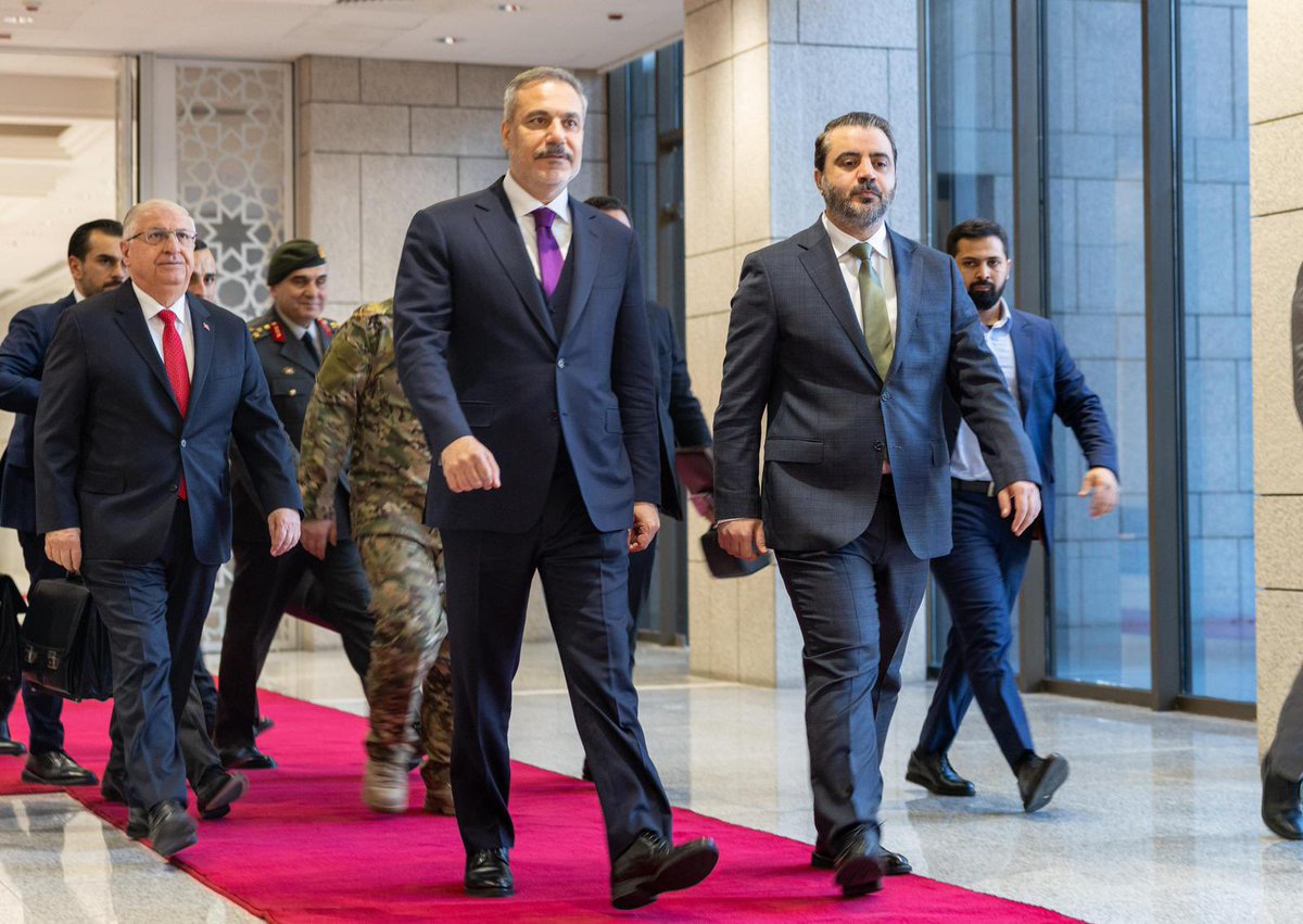 TC_Disisleri's tweet photo. Bakanımız @HakanFidan, Milli Savunma Bakanımız Yaşar Güler ve MİT Başkanımız İbrahim Kalın, Suriye Cumhurbaşkanı Ahmed Şara ve Dışişleri Bakanı Esad Hasan Şeybani, Savunma Bakanı Murhef Ebu Kasra ve Genel İstihbarat Başkanı Hüseyin El Seleme ile Şam'da görüştü. https://t.co/z6T7ys4Zuv