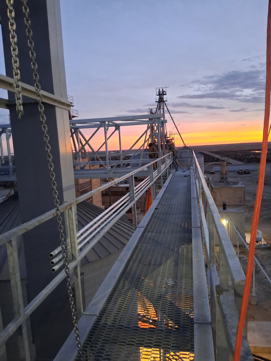 FlakeBoss_2019's tweet photo. Took this picture Saturday night in SW Kansas. We're about wrapped up with a new feed mill project here. https://t.co/uQxHDtL1m8