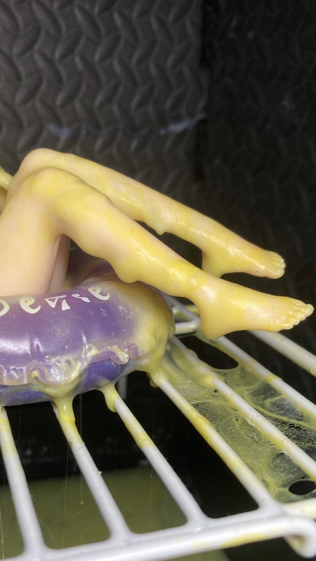 berufigure's tweet image. 脚好きな依頼主様いかがでしょう。まあまあの出来上がりではないでしょうか。まあもっと汚していくんですけどね。肌の色が見えなくなるくらい頑張りたい。