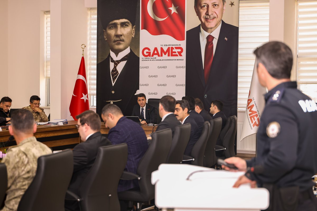 TunceliValiligi's tweet photo. 📍 GAMER Toplantı Salonu

📌 Valimiz Sn. Şefik Aygöl başkanlığında, ilgili kurum temsilcilerinin katılımıyla Genişletilmiş Asayiş Toplantısı gerçekleştirildi.

🚩 Toplantıda; il genelinde huzur ve güven ortamının korunmasına yönelik yürütülen çalışmalar değerlendirilirken, mevcut asayiş durumu ile 2026 yılına yönelik güvenlik tedbirleri ele alındı.

@sefikaygol
@TC_icisleri
