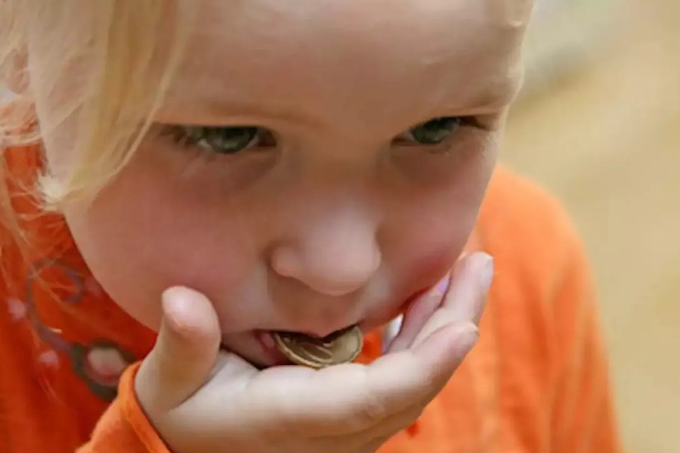 ماذا يحدث اذا ابتلع الطفل الأغراض الصغيرة؟ 