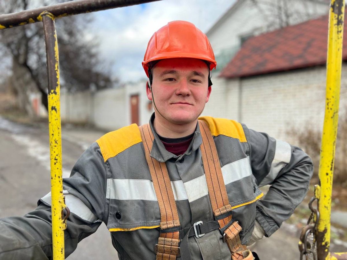 tymur_tkachenko's tweet image. Щодня і щоночі. Без пафосу й гучних слів. Під обстрілами, у холод, у дощ і сніг ви виходите на об’єкти, відновлюєте мережі, повертаєте живлення. Робите свою роботу щоб у домівках киян було світло, тепло і зв’язок.

росія намагається занурити нас в пітьму. Б’є по енергетиці, по…