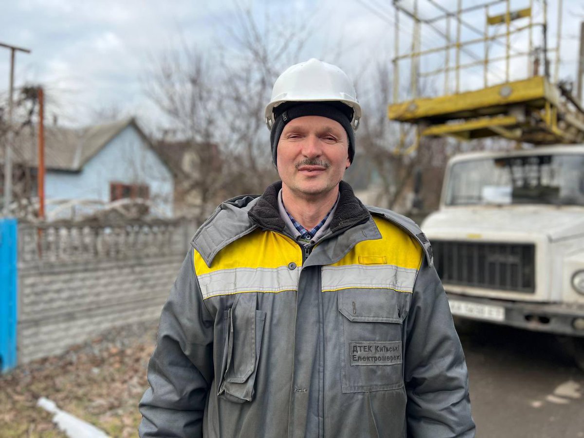 tymur_tkachenko's tweet image. Щодня і щоночі. Без пафосу й гучних слів. Під обстрілами, у холод, у дощ і сніг ви виходите на об’єкти, відновлюєте мережі, повертаєте живлення. Робите свою роботу щоб у домівках киян було світло, тепло і зв’язок.

росія намагається занурити нас в пітьму. Б’є по енергетиці, по…