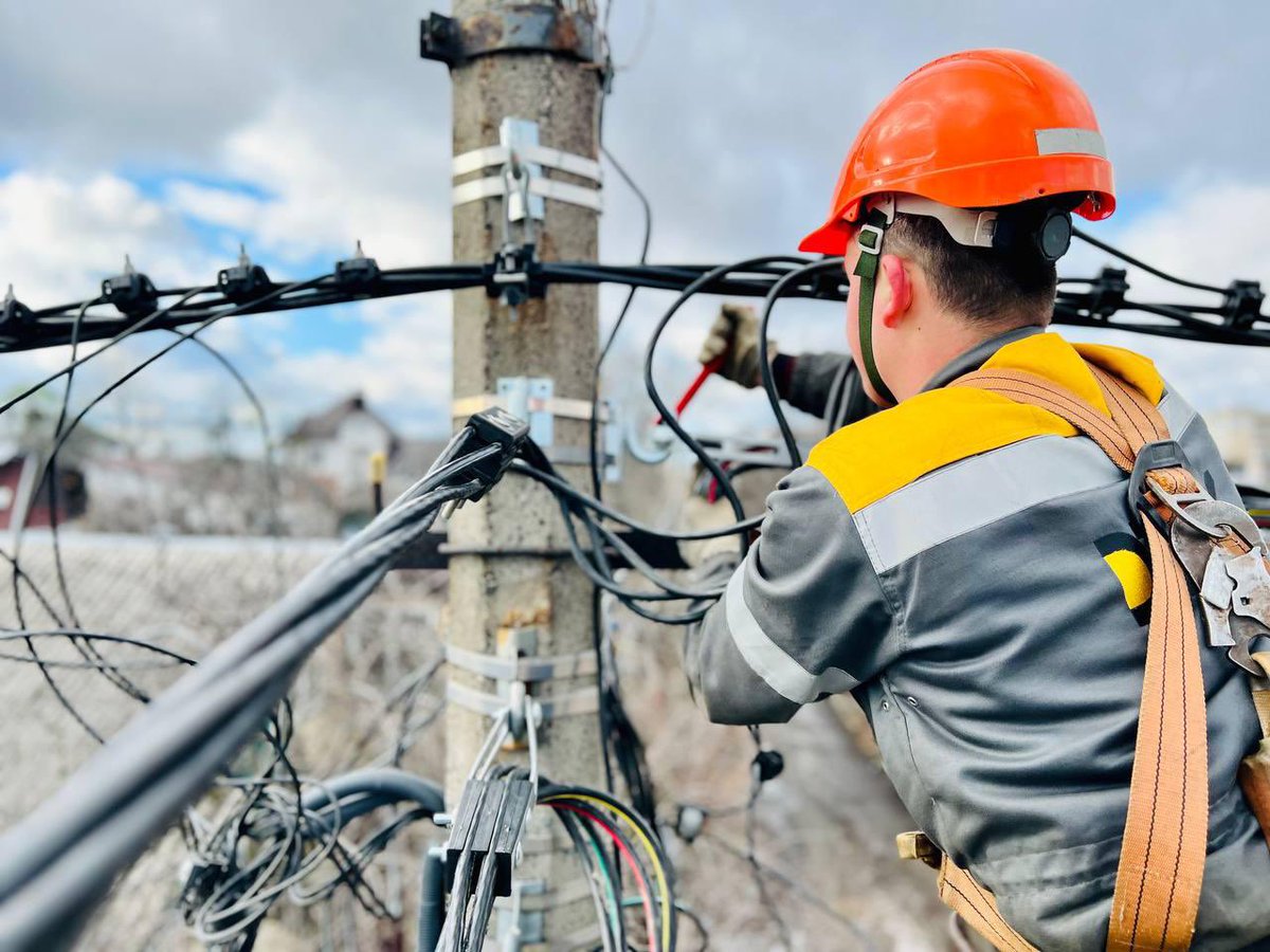 tymur_tkachenko's tweet image. Щодня і щоночі. Без пафосу й гучних слів. Під обстрілами, у холод, у дощ і сніг ви виходите на об’єкти, відновлюєте мережі, повертаєте живлення. Робите свою роботу щоб у домівках киян було світло, тепло і зв’язок.

росія намагається занурити нас в пітьму. Б’є по енергетиці, по…