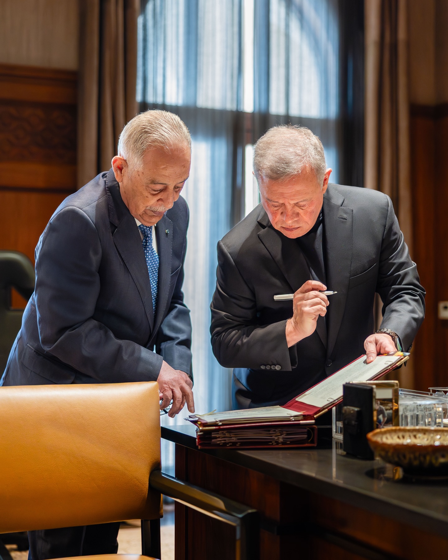 من أحد الاجتماعات الأسبوعية لجلالة الملك برئيس الديوان الملكي الهاشمي يوسف العيسوي لمتابعة سير العمل في المبادرات الملكية #بترا 