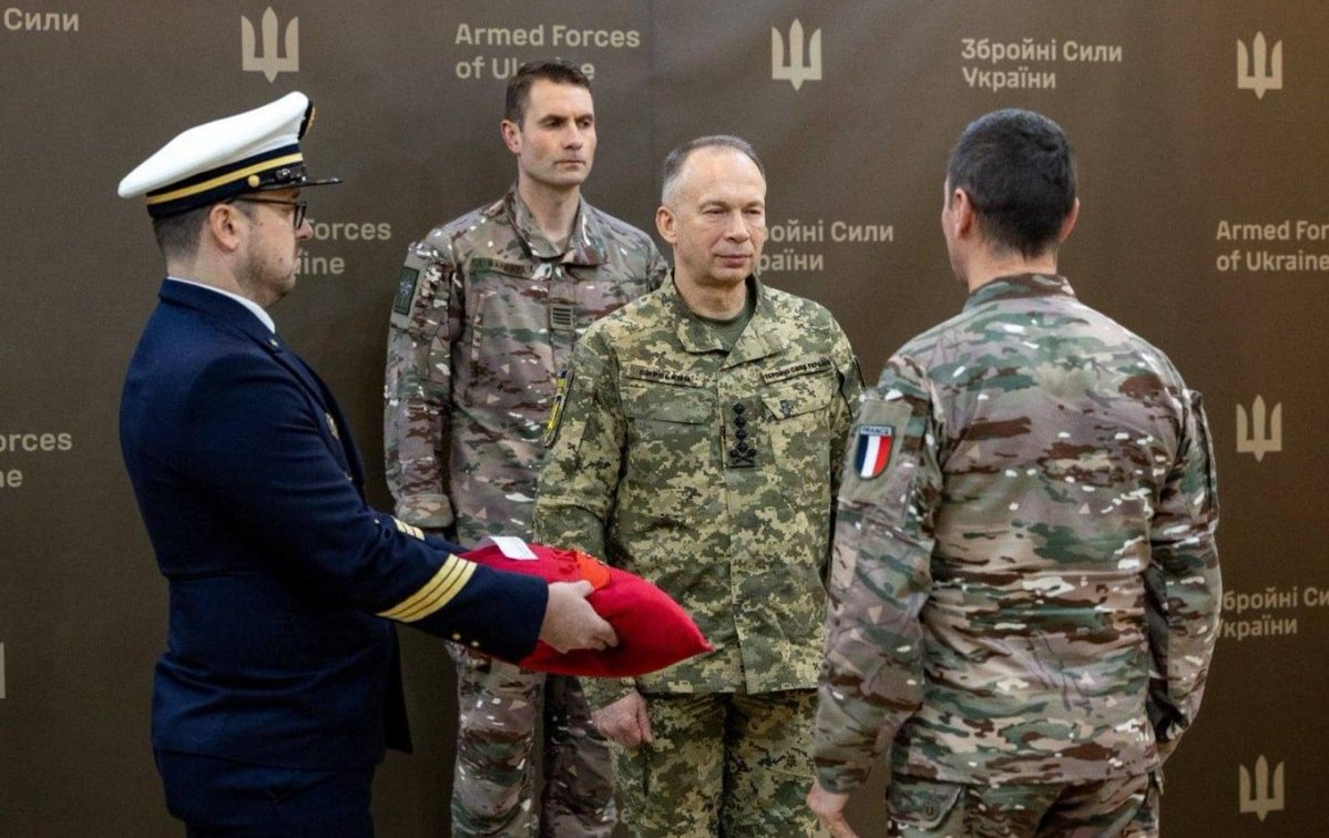 ricwe123's tweet image. France awarding its highest medal to Ukraine’s top general is the quiet part said out loud: NATO is neck-deep in this war, and the "we’re not involved" narrative is nothing but an insult to basic intelligence.

(France awards its highest honor, the Legion of Honor, to Ukraine’s…