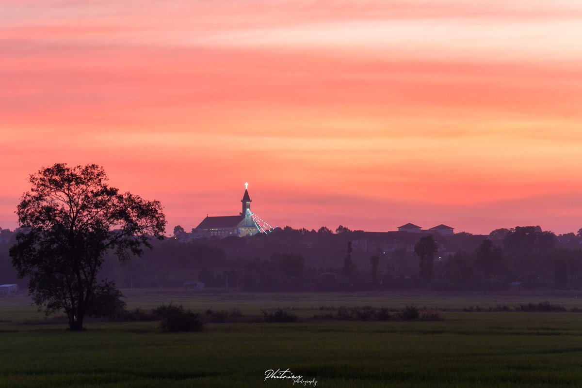 phitrieupro5's tweet photo. ⛪☀️
📷 Nikon D750 + 70-210D https://t.co/SlYDhwMbui