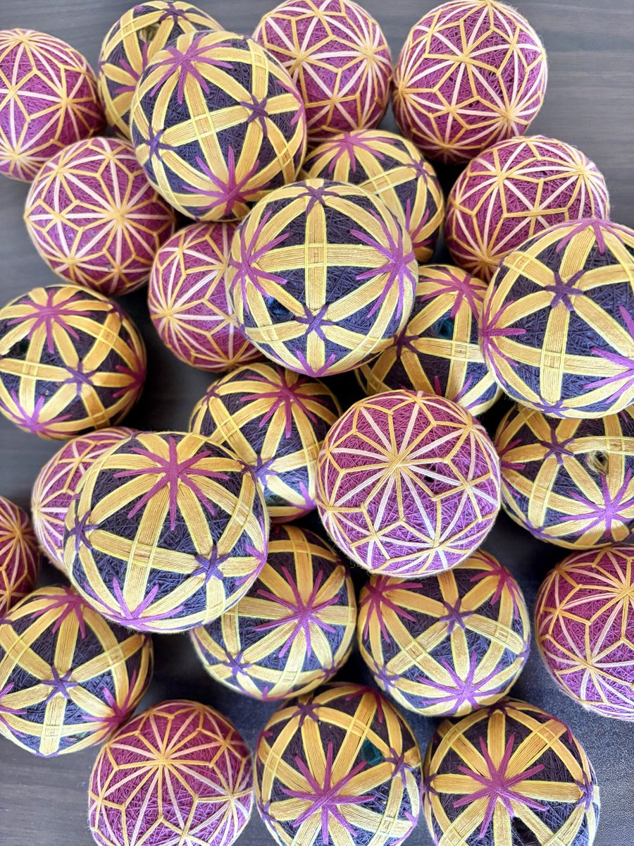 やっと完成しましたぁ〜😆

結構な量でだいぶ疲れましたが、終わると達成感が半端ない😂✨

置くだけでかわいいって罪だわぁ...

とりあえず、大きなお仕事がクリスマス前に終わったので一安心と一休み😌
#手まり #モノづくり