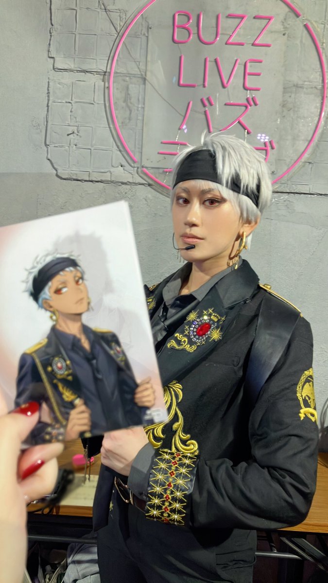 これはまつこさんの🦦ブロマイドと撮って頂いたお写真

綺麗に撮ってもらった〜！！！
私が焦りすぎて向き反対なのだけど😂💦

本家はもっとキリッとしてますな(学び)
是非リベンジしたい！
📸:<a href="/mamaro_pho/">まつこ@写真用</a> 
twst cosplay 一部捏造