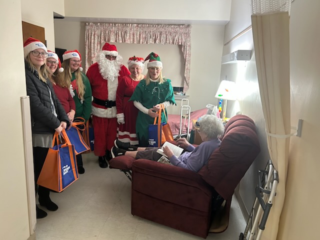 Mid_Penn_Bank's tweet photo. A few of our team members stepped in as Santa's helpers and took a trip to The Village at Morrisons Cove to spread holiday cheer and hand out a few early Christmas presents to the residents. 🎁
#TeamMPB #CommunityBanking #CommunityStrong https://t.co/GEC1wZM59k