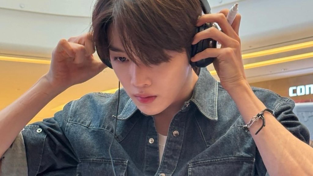 dntenovgh's tweet image. he looks good in denim