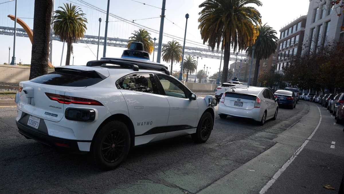 A San Francisco, les robotaxis de Waymo ont été paralysés par une panne générale de courant: arrêtés en pleine voie, ils ne savaient plus gérer l’absence de feux tricolores
l.bfmtv.com/37gx