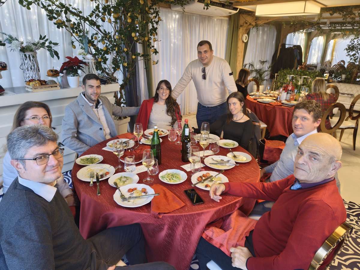 Feedentity's tweet image. Pranzo di fine anno Feedentity ✨
Un momento per fermarsi, stare insieme e chiudere l’anno come squadra.
Dietro ogni progetto ci sono persone e collaborazione. 🌱

#team #lavorodisquadra #Feedentity