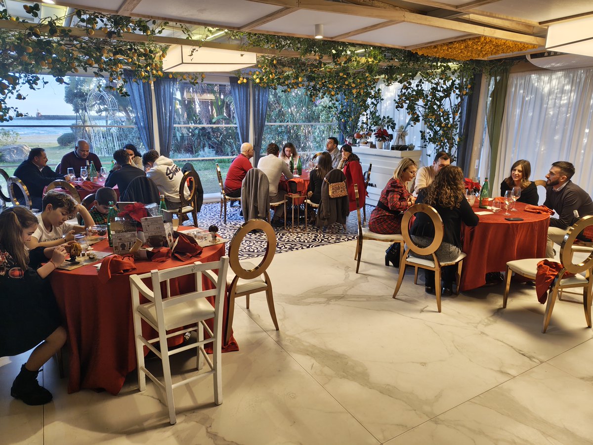 Feedentity's tweet image. Pranzo di fine anno Feedentity ✨
Un momento per fermarsi, stare insieme e chiudere l’anno come squadra.
Dietro ogni progetto ci sono persone e collaborazione. 🌱

#team #lavorodisquadra #Feedentity