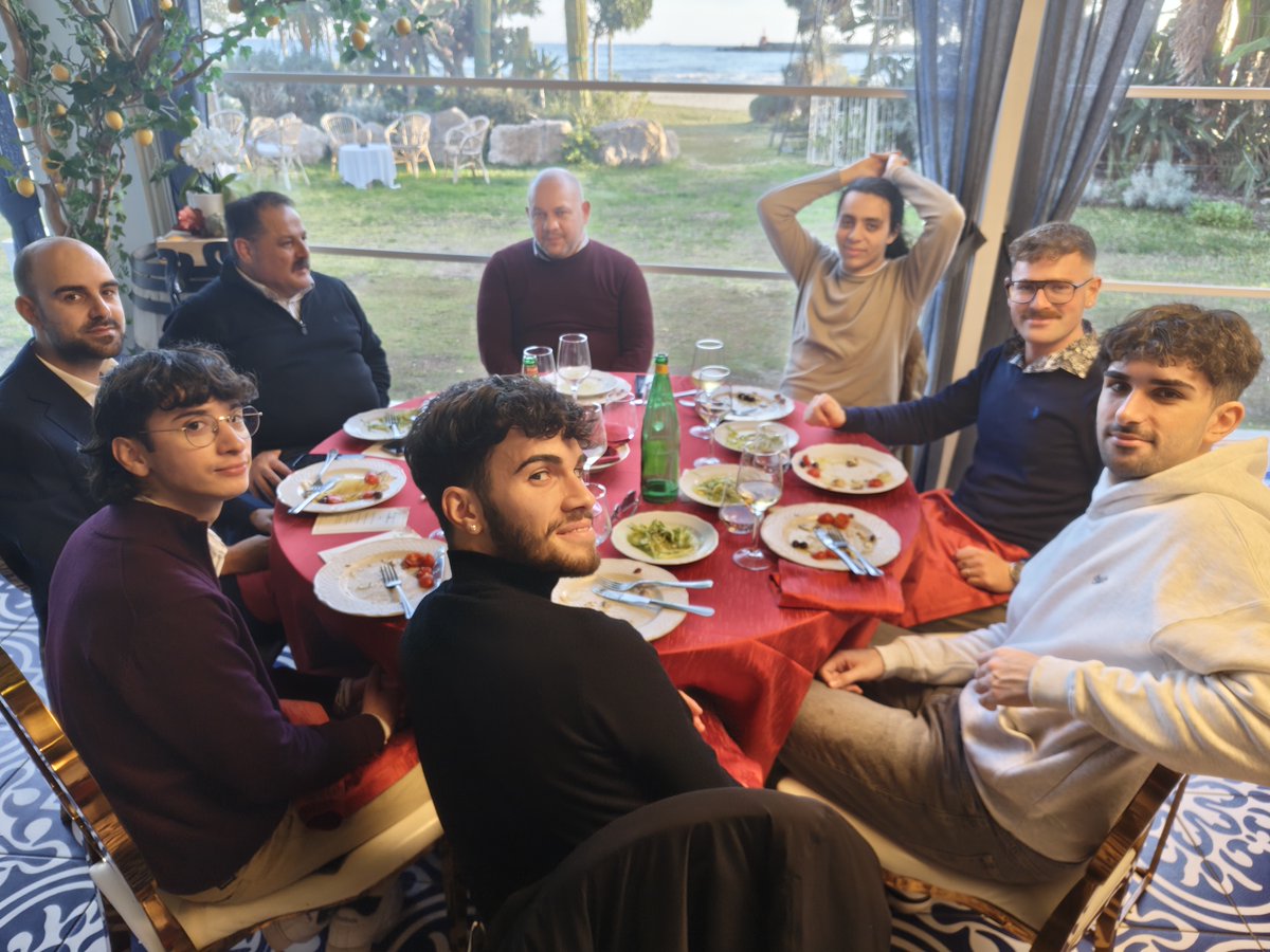 Feedentity's tweet image. Pranzo di fine anno Feedentity ✨
Un momento per fermarsi, stare insieme e chiudere l’anno come squadra.
Dietro ogni progetto ci sono persone e collaborazione. 🌱

#team #lavorodisquadra #Feedentity