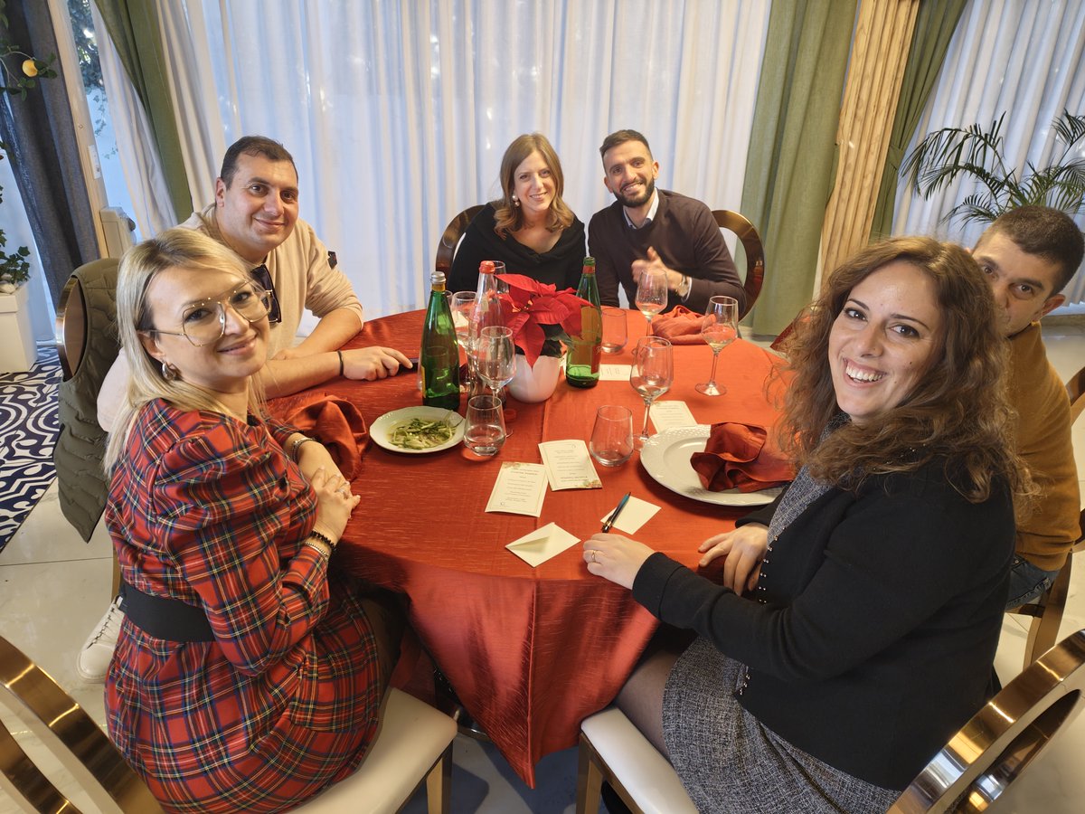 Feedentity's tweet image. Pranzo di fine anno Feedentity ✨
Un momento per fermarsi, stare insieme e chiudere l’anno come squadra.
Dietro ogni progetto ci sono persone e collaborazione. 🌱

#team #lavorodisquadra #Feedentity