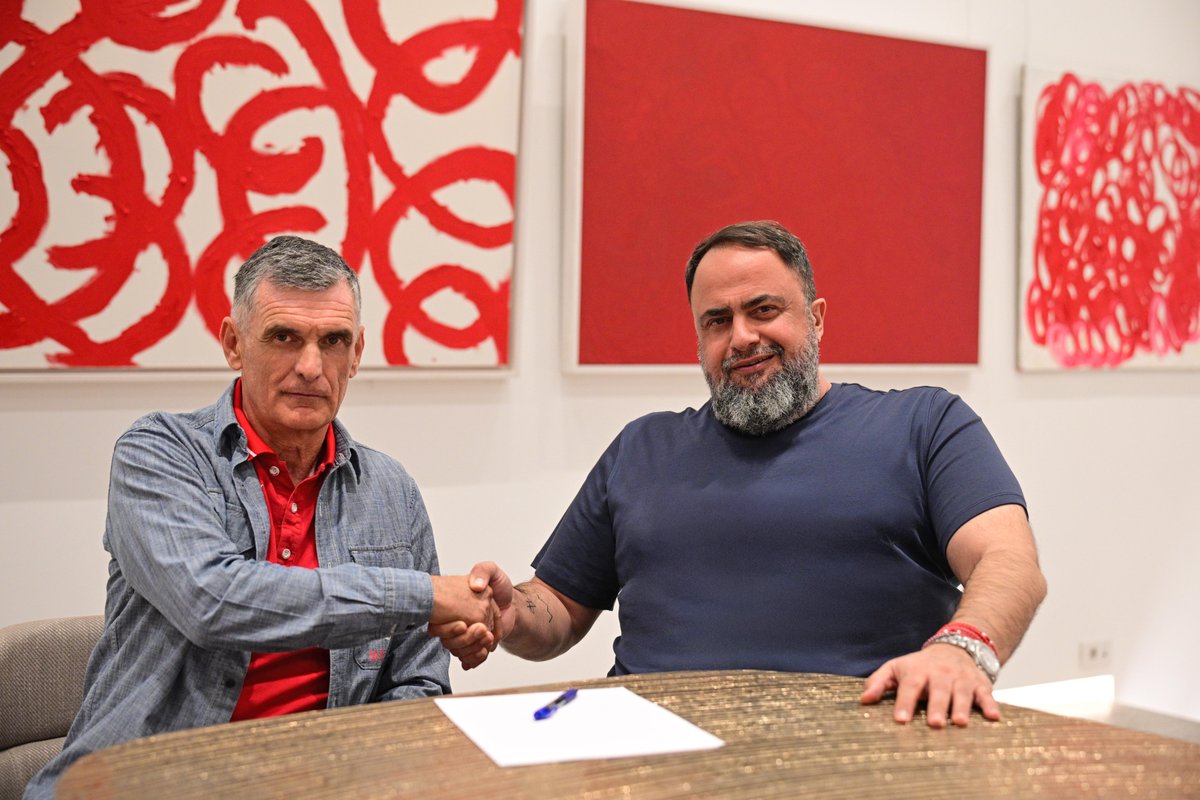 olympiacosfc's tweet image. 📷 🔴⚪️ ✍🏻 Ο Πρόεδρος της ΠΑΕ Ολυμπιακός, κ. Βαγγέλης Μαρινάκης, μαζί με τον Χοσέ Λουίς Μεντιλίμπαρ, μετά την επισημοποίηση της ανανέωσης της συνεργασίας του με την ομάδα μας! / Mr. Evangelos Marinakis, with José Luis Mendilibar, after the signing of his new contract with…