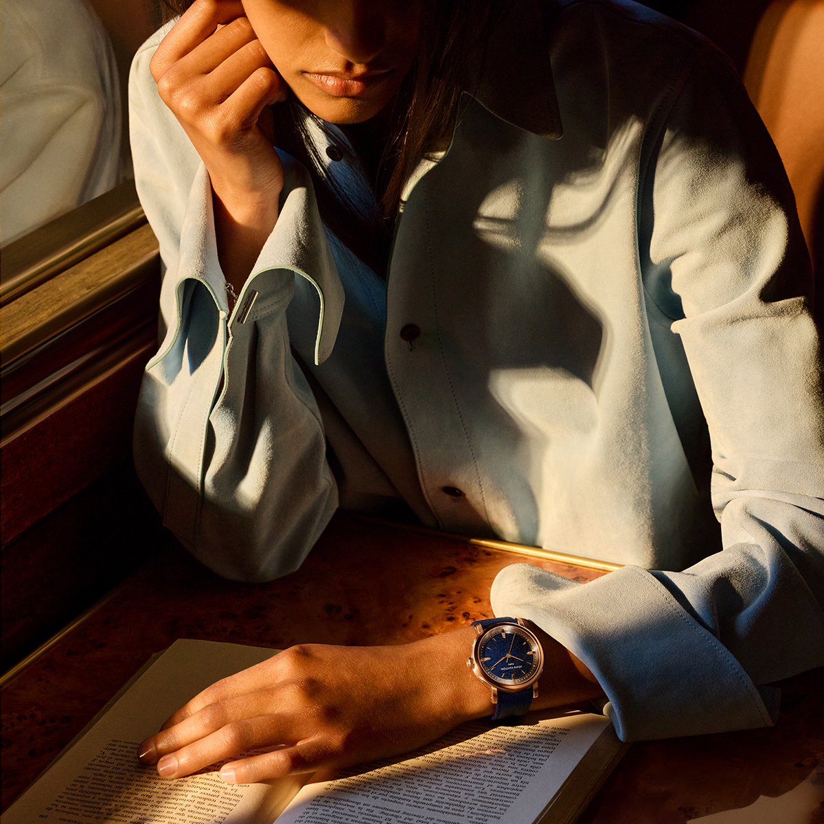 LouisVuitton_JP's tweet photo. ウォッチ「エスカル」
深みのあるブルーの色合いと、メゾンのキャンバスから着想を得てグレイン加工を施した文字盤が、旅に根差したスピリットを映し出す精巧な構成の中で調和を奏でます。詳細は https://t.co/XLE7PzTju3 から。
#LVEscale #LVWatches #LaFabriqueduTemps #LouisVuitton https://t.co/NjjpD7ULu2