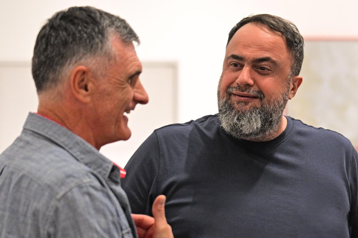 olympiacosfc's tweet image. 📷 🔴⚪️ ✍🏻 Ο Πρόεδρος της ΠΑΕ Ολυμπιακός, κ. Βαγγέλης Μαρινάκης, μαζί με τον Χοσέ Λουίς Μεντιλίμπαρ, μετά την επισημοποίηση της ανανέωσης της συνεργασίας του με την ομάδα μας! / Mr. Evangelos Marinakis, with José Luis Mendilibar, after the signing of his new contract with…