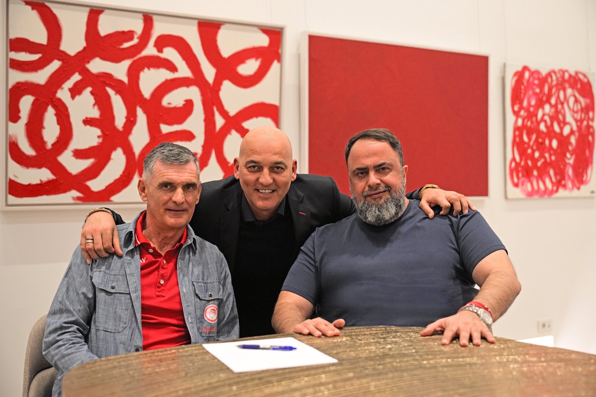 olympiacosfc's tweet image. 📷 🔴⚪️ ✍🏻 Ο Πρόεδρος της ΠΑΕ Ολυμπιακός, κ. Βαγγέλης Μαρινάκης, μαζί με τον Χοσέ Λουίς Μεντιλίμπαρ, μετά την επισημοποίηση της ανανέωσης της συνεργασίας του με την ομάδα μας! / Mr. Evangelos Marinakis, with José Luis Mendilibar, after the signing of his new contract with…