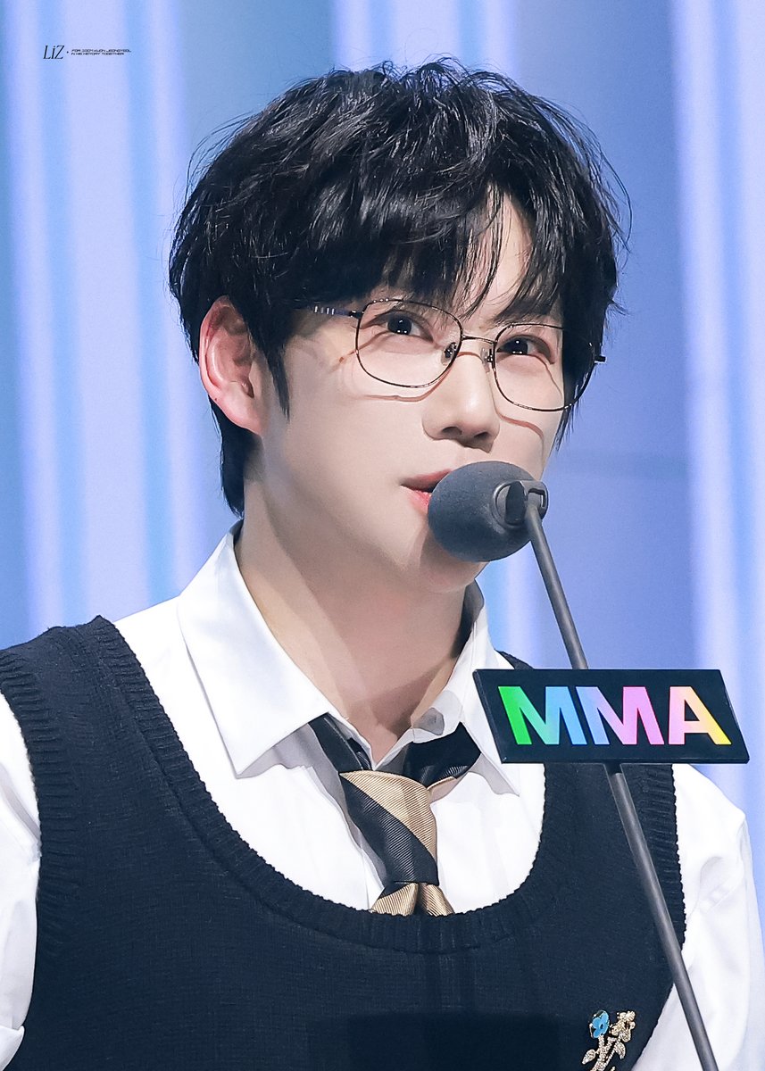 liz_10_3's tweet photo. 251220 MMA

상 너무 축하해🏆

#10cm #십센치 #권정열 https://t.co/VXwPqJt45L