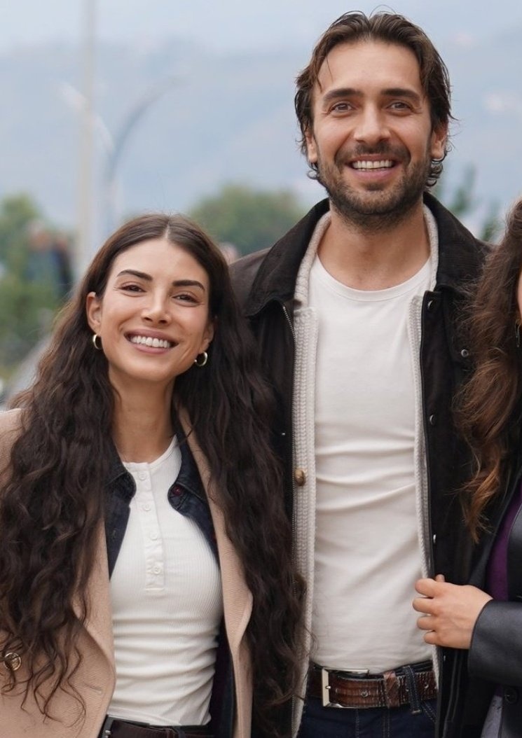 işte bizim de kaderimiz sizi toplu fotolardan kırparak partner fotosu almakmış avskwdbkw neyse buna da şükür diyelim çok güzelsiniz 🧿🫶