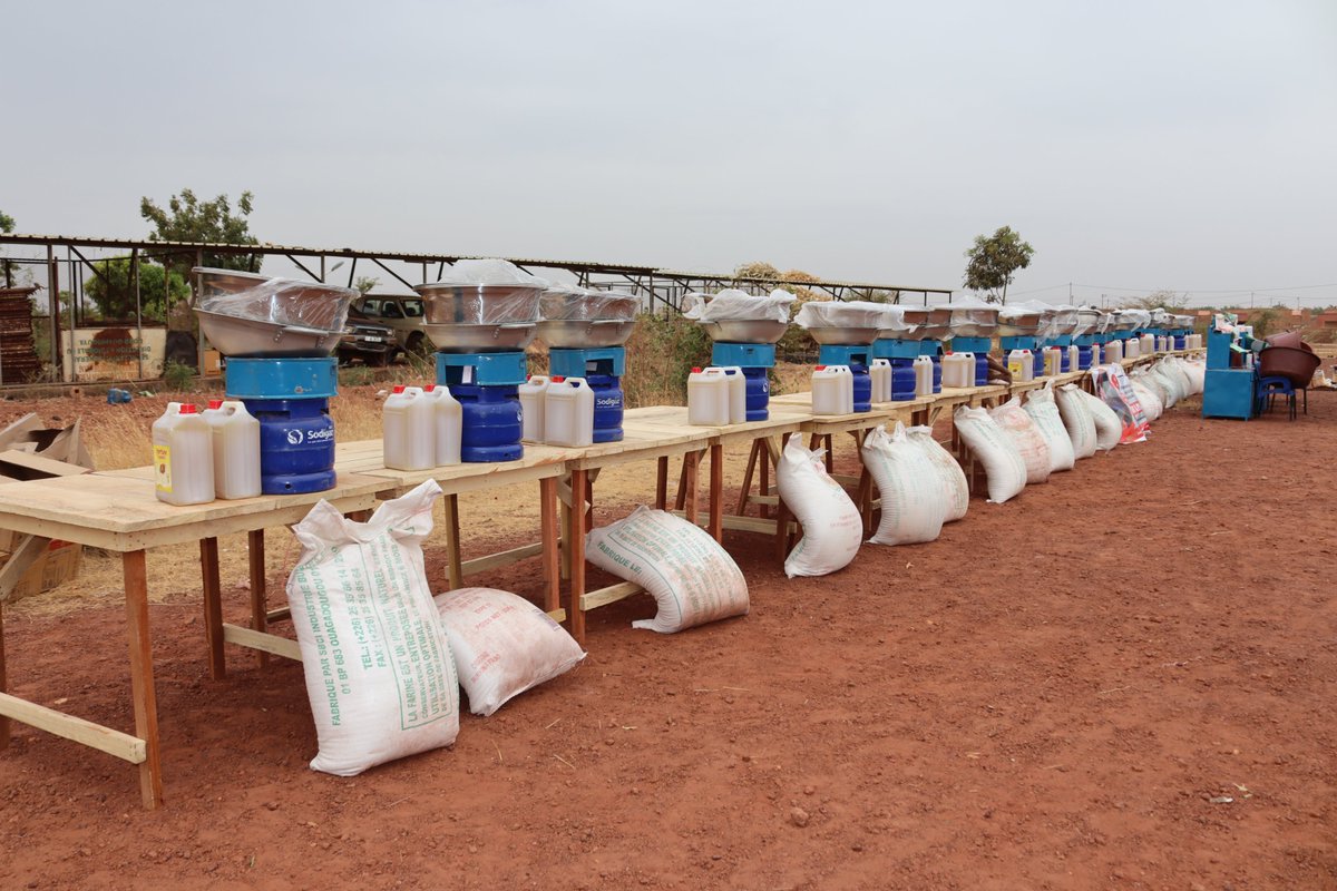 SaveChildrenBF's tweet image. 300 adolescents du Yaadga reçoivent leurs kits d’installation après leur formation aux métiers avec le projet Bright &amp;amp; Peace 4 All !
Ces équipements sont une clé d’autonomie, de dignité et d’espoir pour une jeunesse résiliente.
#BurkinaFaso #KOICA #UNFPA #SaveTheChildren