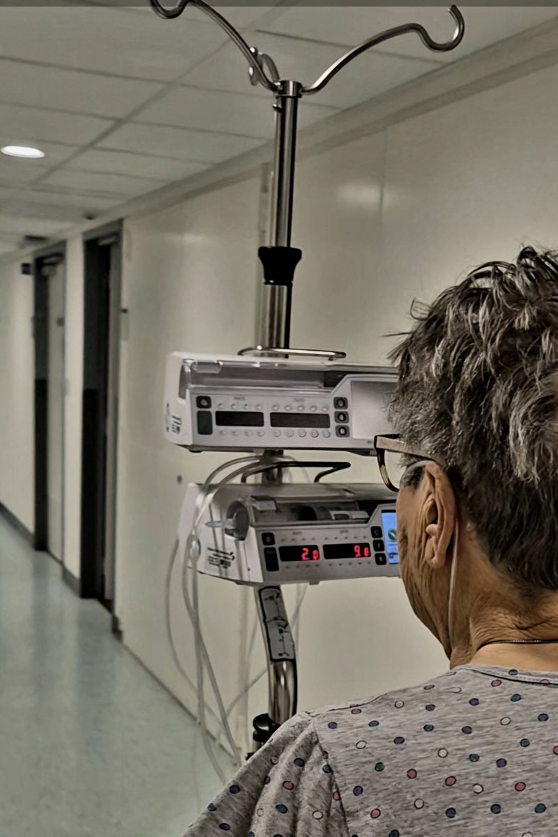 Omdat opgeven voor haar geen optie is, klom zij vandaag heel stoer uit bed om met infuus en zuurstof en al een paar stappen te lopen 💪 
#theironlady aka #de stoerste aka #dedapperste aka #mams 
#nogutsnoglory ❤️