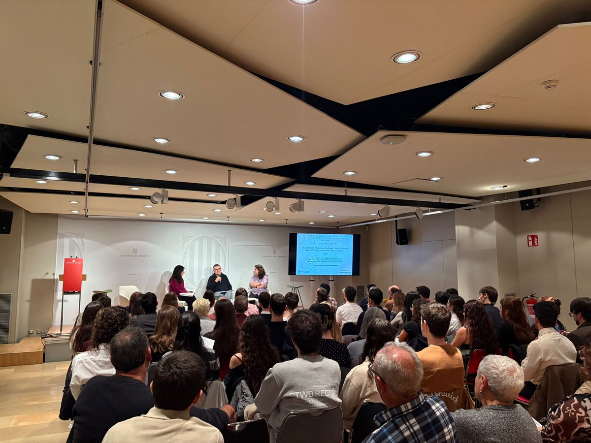 El passat 9/12 vam fer entrega dels Premis Miquel Caminal i Anna Alabart als millors TFG en Ciència Política i en Sociologia, i també vam presentar el treball que s’està realitzant per a enfortir la Ciència Política i la Sociologia des del Col·legi 👉bit.ly/4atmPHm