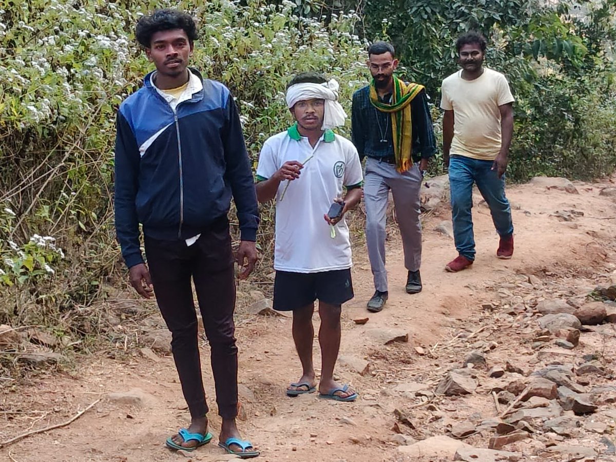 Coder_Pintu's tweet image. ଗତକାଲି ମୁଁ ଏବଂ ଗମାୟ @RimilsingG  ଶାମୁକାନାଣ୍ଡି ପଞ୍ଚାୟତର ନଟିଆ, ଝାଟିଆ, ବରଗୋଠ, ବାଇବୁରୁ, ବାଦୁଡ଼ିବସା, ଆମ୍ବଡାହି, ହାଡ଼ିବସା, କଣ୍ଡିତଳି, ଭାର୍ଶାଡାହି, ପଠାନଡାହି, ତଳକୁମପଦା, ମଧୁବନ, କାଳିଆପାଣି ଏବଂ ଚିଲିକାବାହାଳି ୧୪ଟି ଗ୍ରାମ ପରିଦର୍ଶନ କରି
ଗାଁ-ଗାଁ ଘୁରି ଲୋକମାନଙ୍କ ସହ ସିଧାସଳଖ କଥା ହେଲୁ।
ଦୁଃଖଦ ଯଥାର୍ଥ ହେଉଛି—