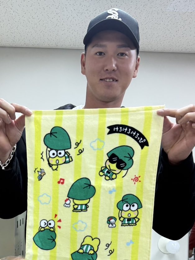 101casting's tweet image. 【#101SMILE】
お客様から秋広選手への
プレゼントお届け🎁
けろっぴーのポーチ愛用中の秋広選手🐸
#秋広優人 選手