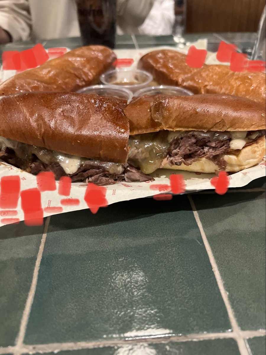 مع صديقي الصدوق أمس بأفضل مطعم سري ماراح اقول لكم اسمه 😋😝 
لذيذ لدرجة اني متحمس اتمرن اليوم عشان اخليه وجبة بعد التمرين ان شاء الله 🫃🏻اسف قصدي 💪🏻

اشوى انتبهت ان اسمه موجود على الصحن قبل انزل الصورة * اعشق الخباثة * 😈