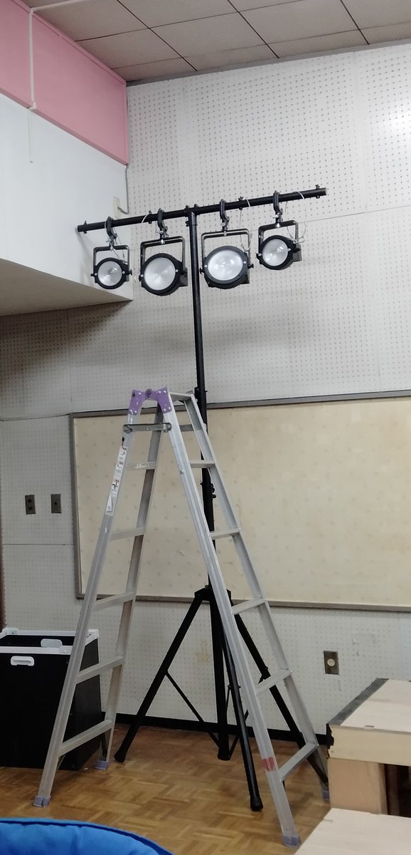 本日は、1年生2名だけで、照明仕込みをしました。照明に触れたことのない人と全く何も覚えていない人という2人でしたが、無事に吊るすことが出来ました！！
記録写真の大切さに気付かされた時間でした。